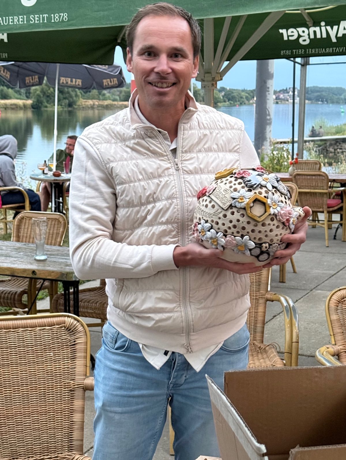 Bram Hendrix ontvangen kado van Essentie